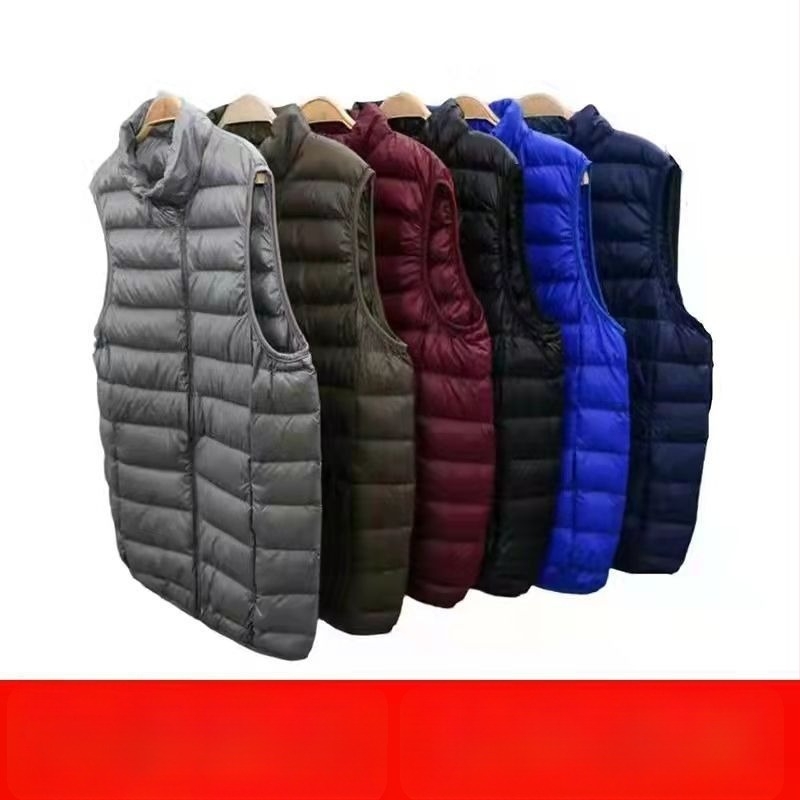 Vesta masculină ușoară din puf cu umplutură White Duck Down, 66–70% cașmir, lungime scurtă (40–50 cm), fără guler, pentru primăvară și toamnă.