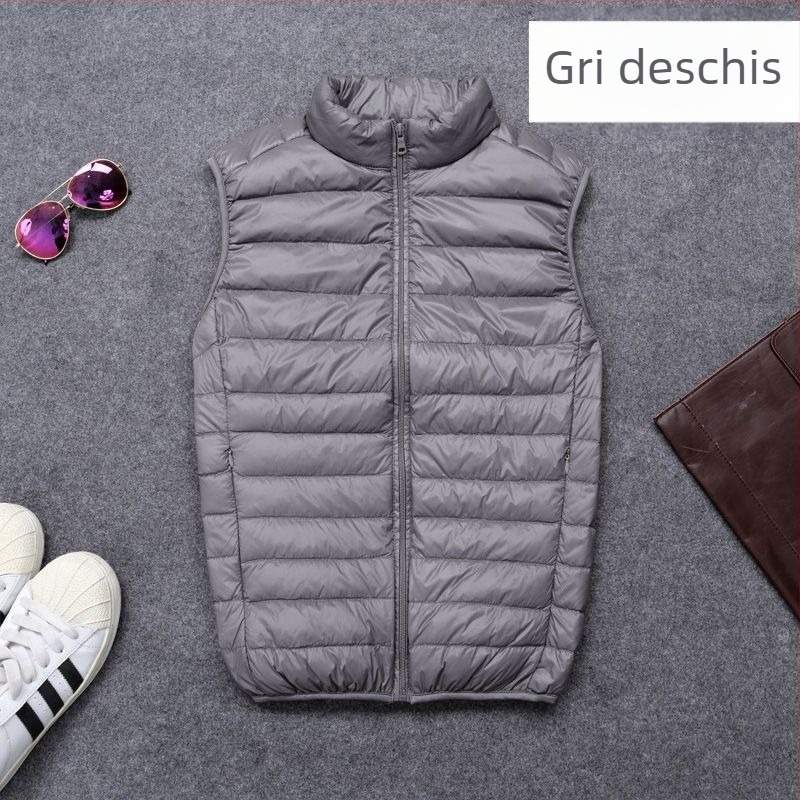 Vesta masculină ușoară din puf cu umplutură White Duck Down, 66–70% cașmir, lungime scurtă (40–50 cm), fără guler, pentru primăvară și toamnă.