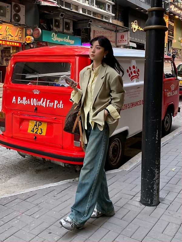 Costum feminin casual, croială lejeră, sacou cu rever, mâneci lungi, două nasturi